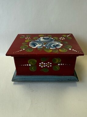 Vintage Folk Art Tramp Art Norwegian Rosemaling Hand-Painted Floral Wood Box.